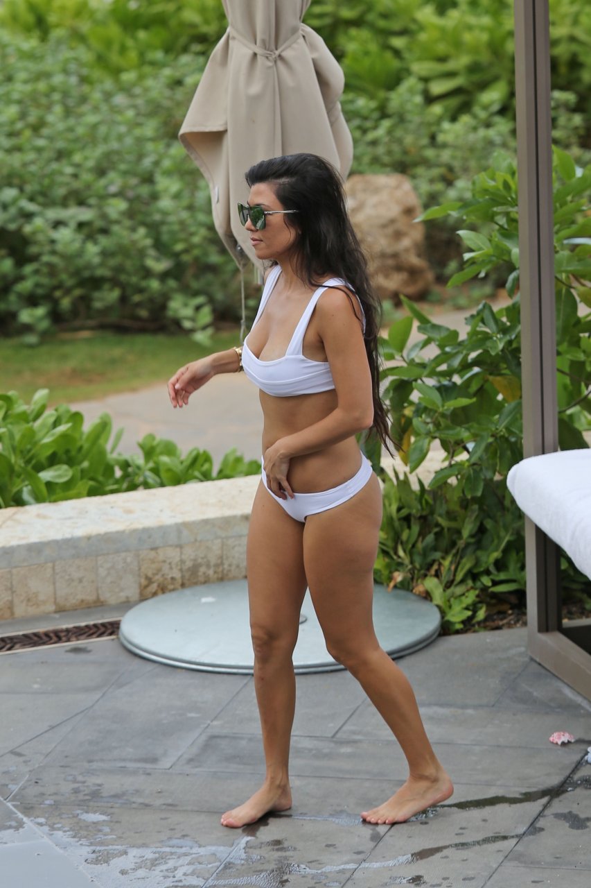 Kourtney Kardashian Sexy (19 Photos)