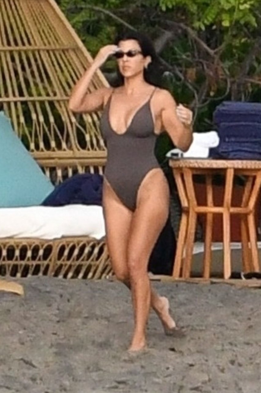 Kourtney Kardashian Sexy (25 New Photos)