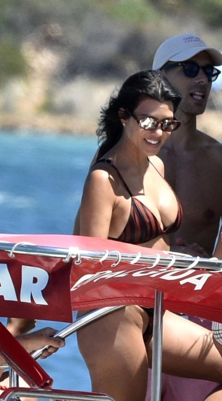 Kourtney Kardashian Sexy (41 New Photos)