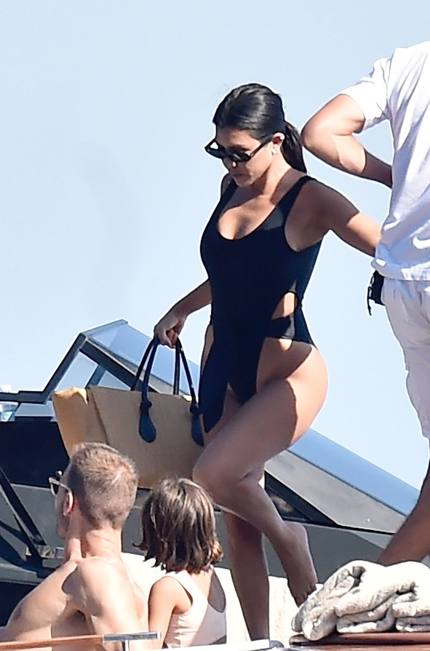 Kourtney Kardashian Sexy (55 Photos)