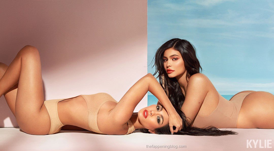 Kylie Jenner & Kourtney Kardashian Sexy (5 Photos)