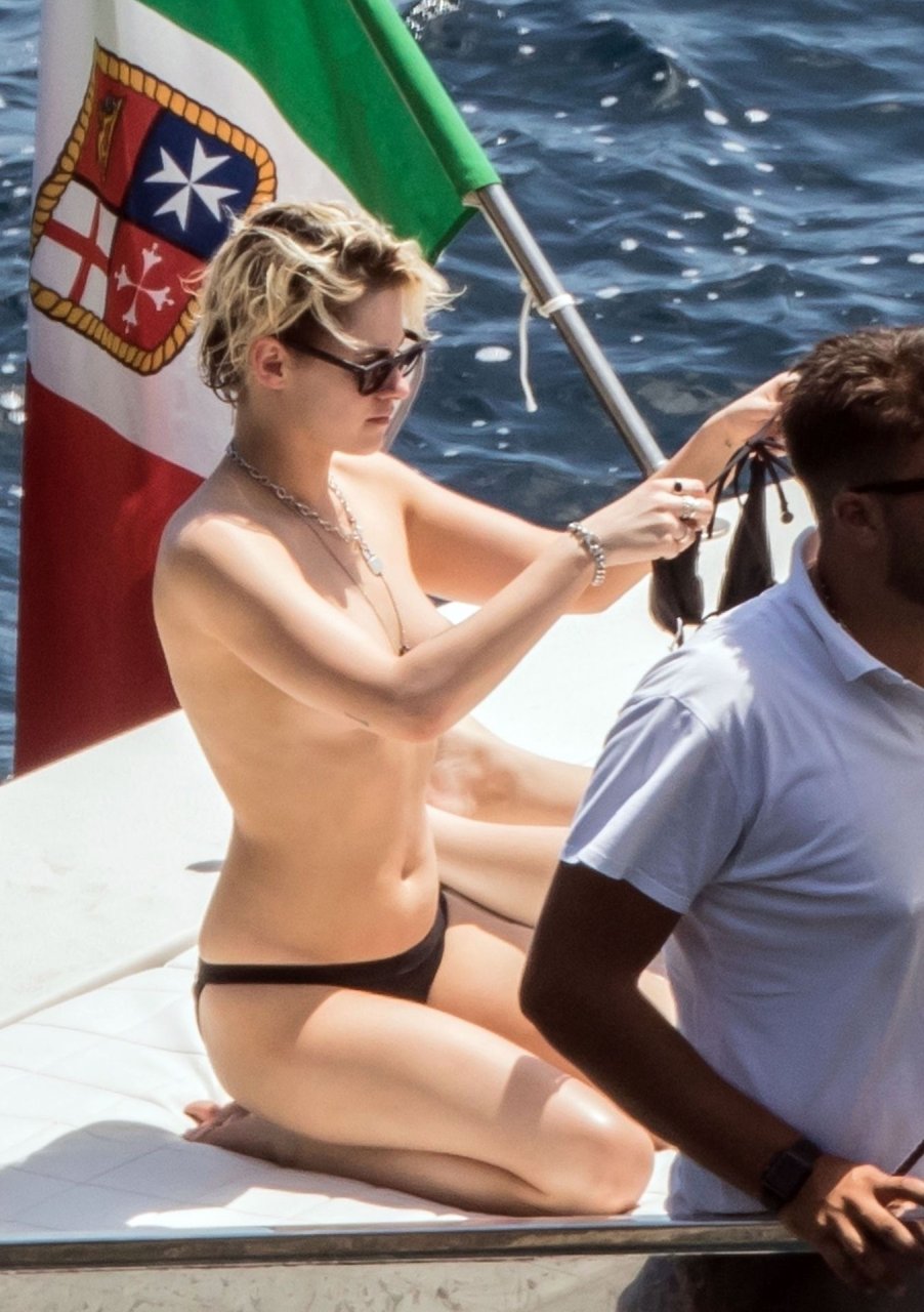 Kristen Stewart Sexy & Topless (53 Photos)