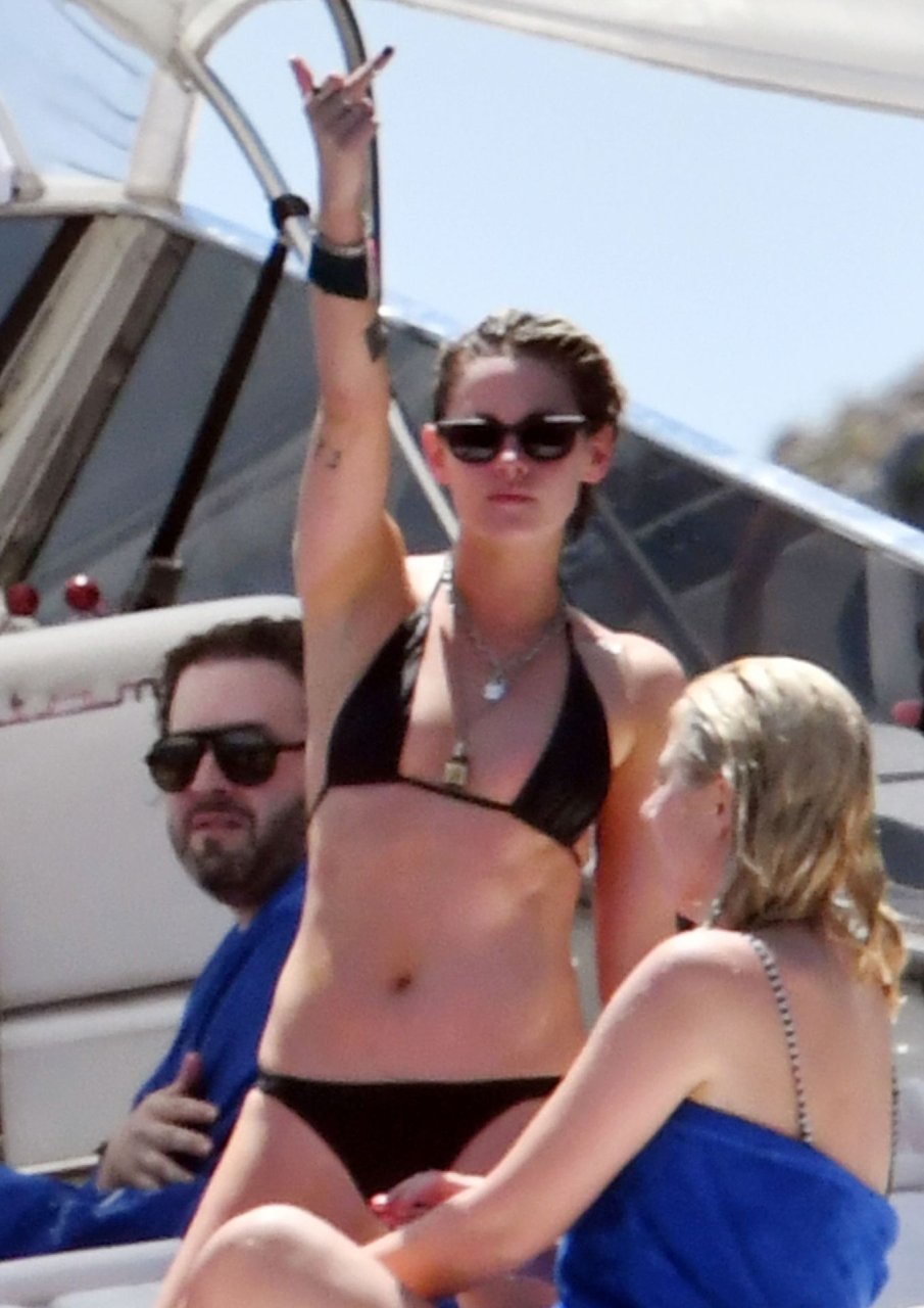 Kristen Stewart Sexy & Topless (53 Photos)