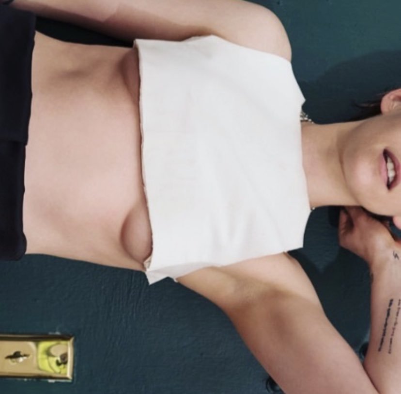 Kristen Stewart Topless & Sexy (2 Hot Photos)