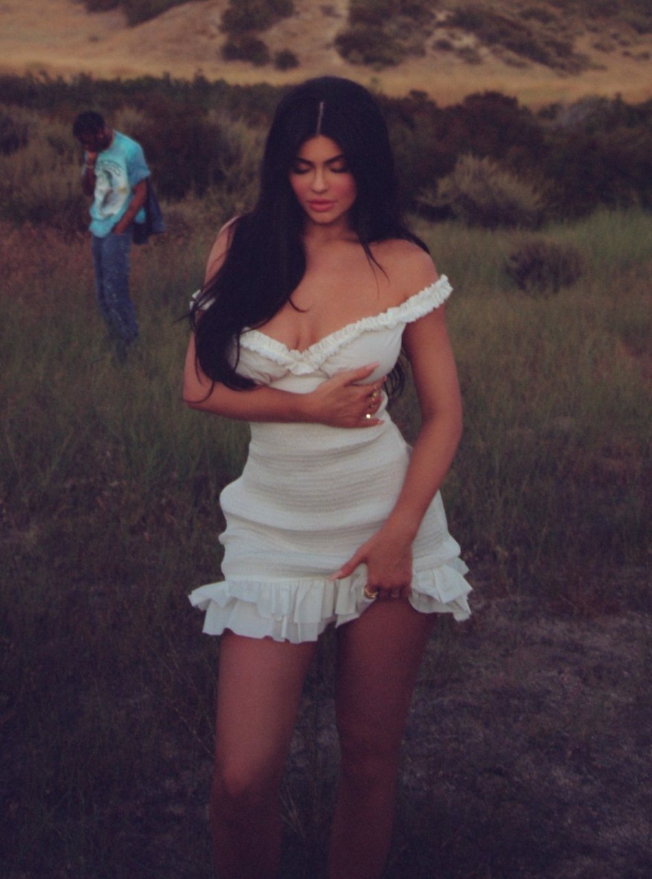 Kylie Jenner Nude & Sexy (21 Photos)