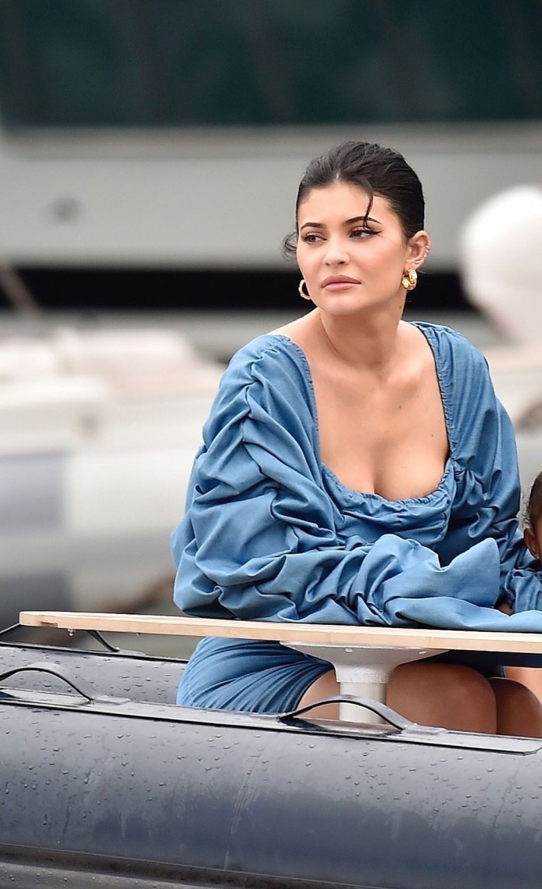 Kylie Jenner Sexy (25 Hot Photos)