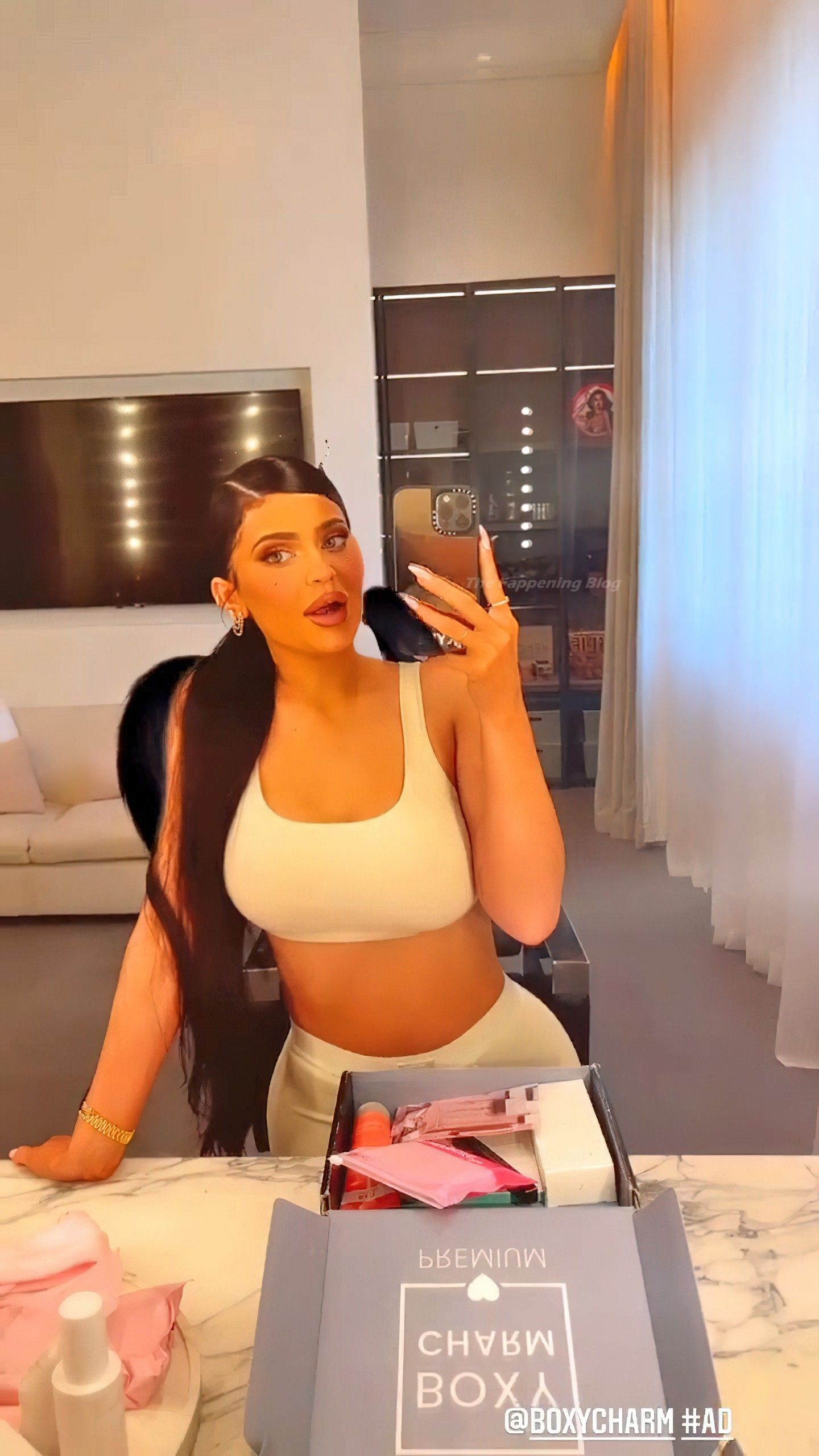 Kylie Jenner Sexy (6 Photos + Video)