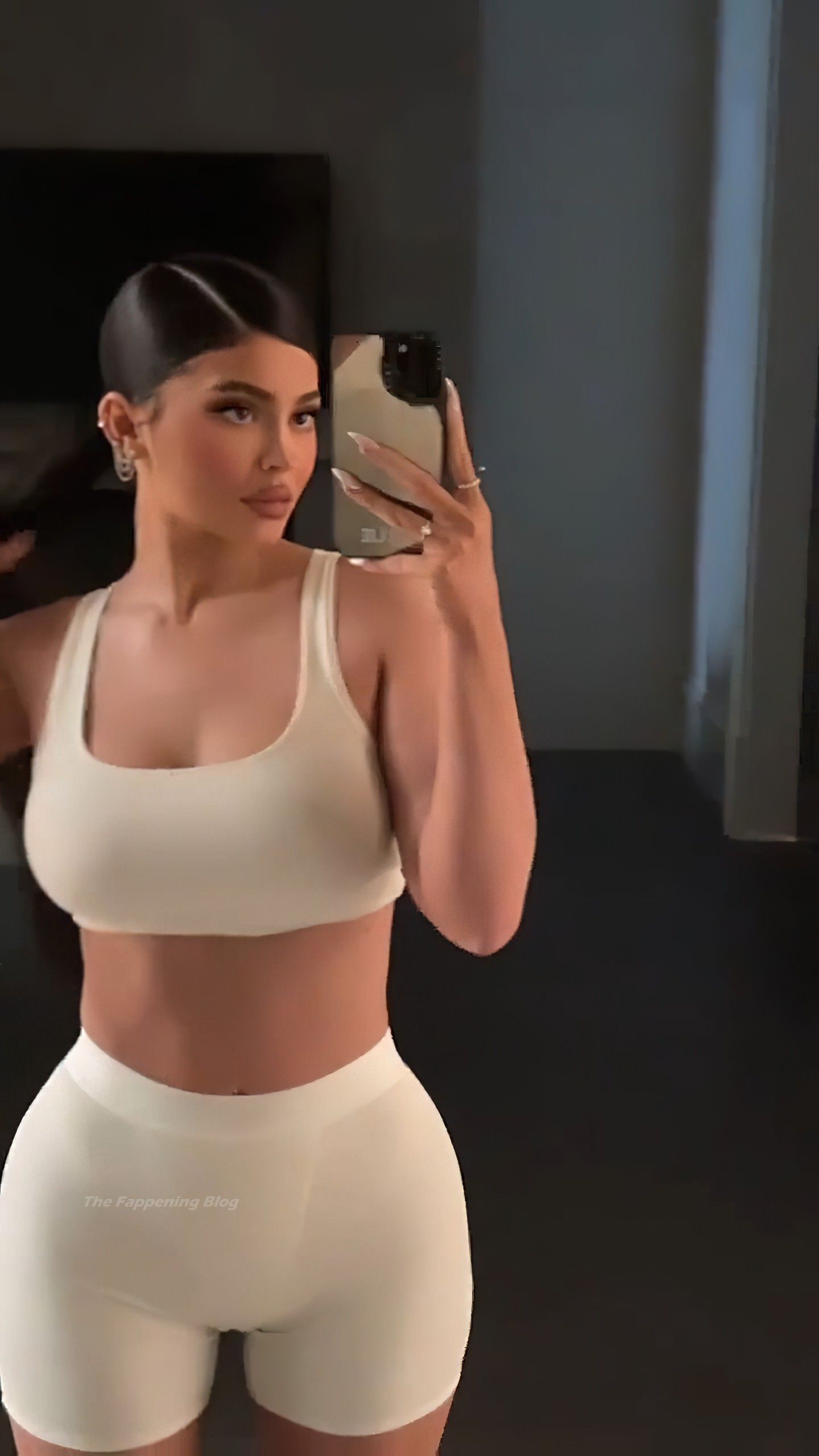 Kylie Jenner Sexy (6 Photos + Video)