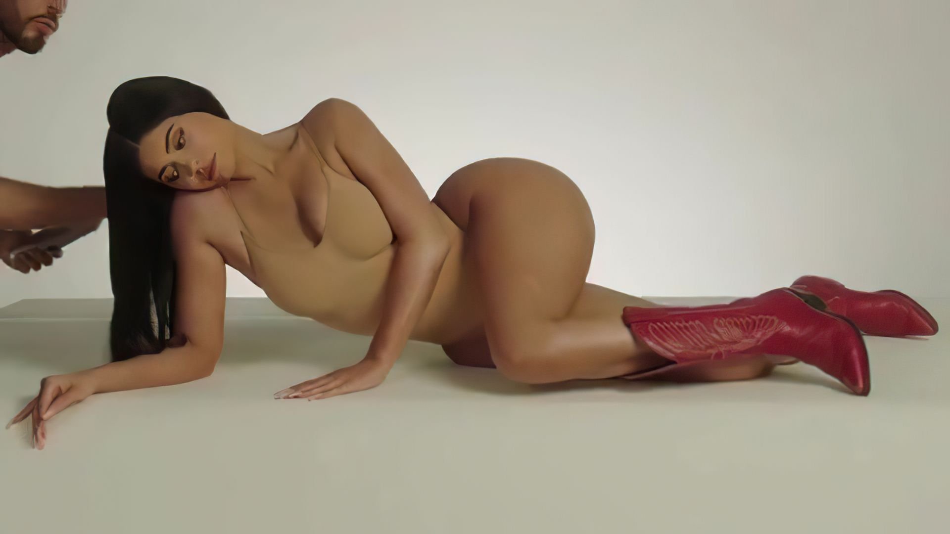 Kylie Jenner Sexy (6 Pics + GIFs & Video)