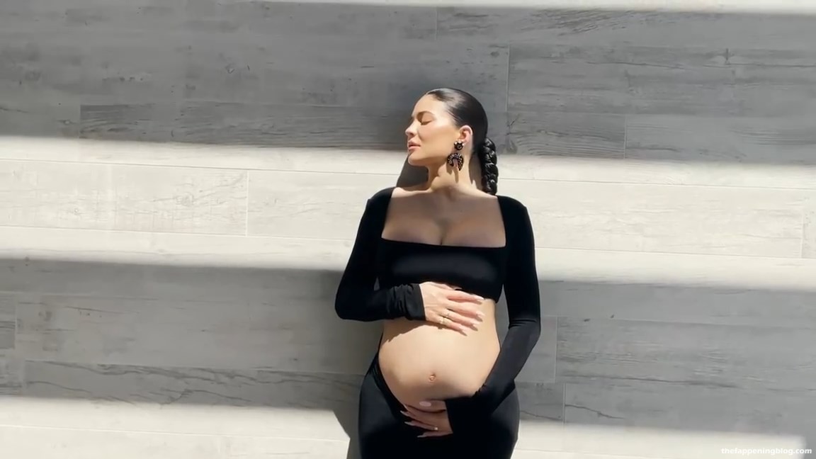 Kylie Jenner Shows Her Baby Bump (6 Pics + Video)