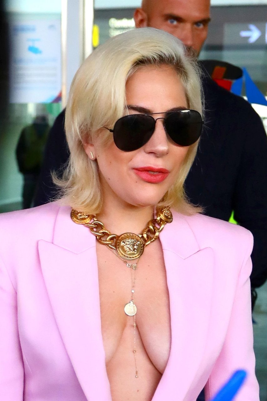 Lady Gaga Braless (30 Photos)