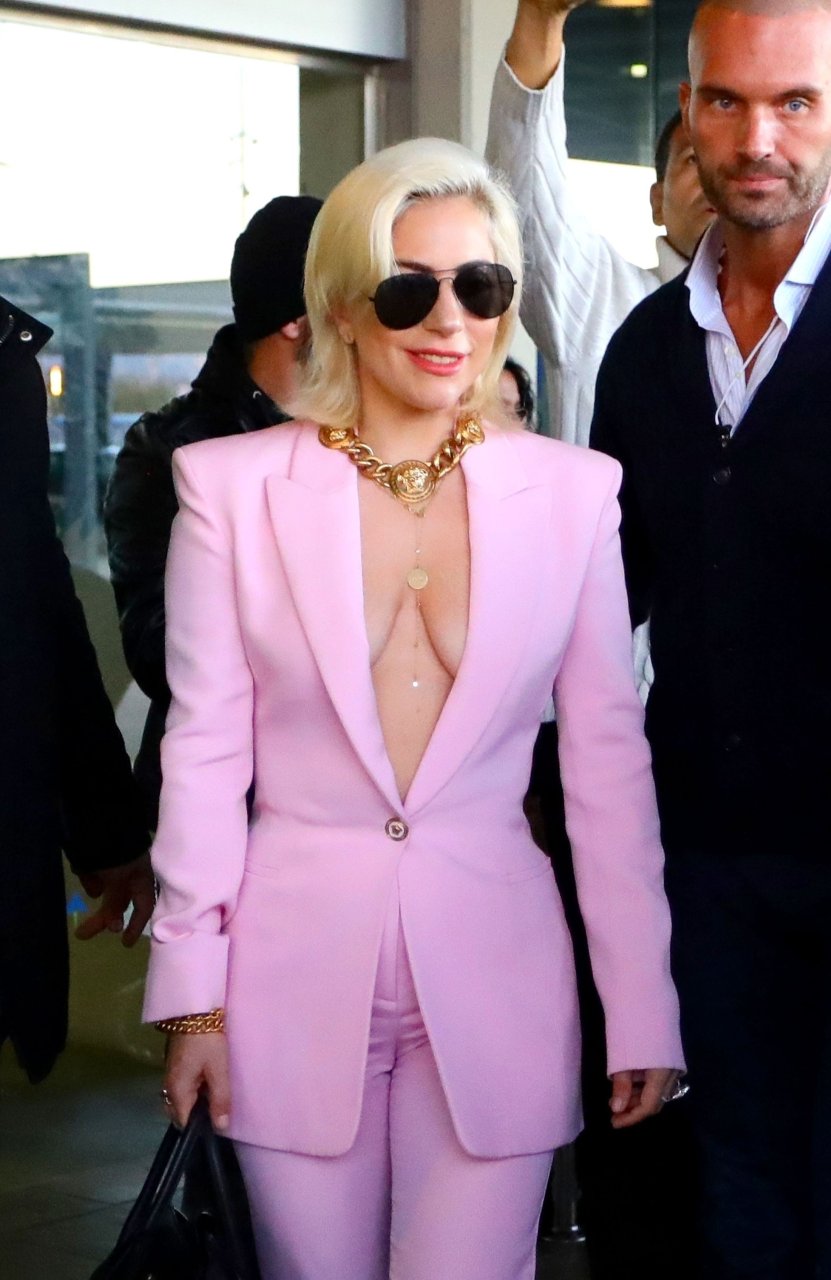 Lady Gaga Braless (30 Photos)