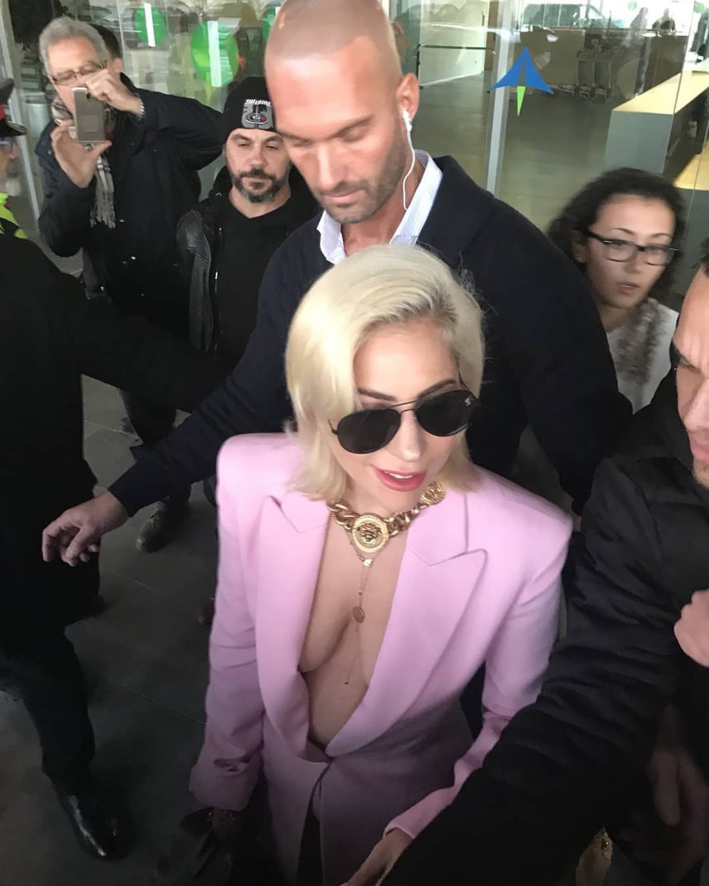 Lady Gaga Braless (30 Photos)