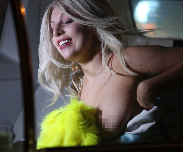 Lady Gaga Tits (4 Photos)