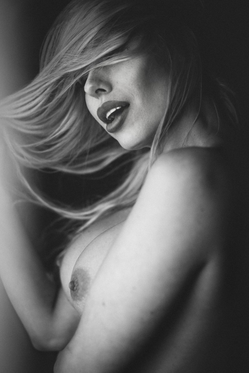 Larissa Heard Nude & Sexy (9 Photos)