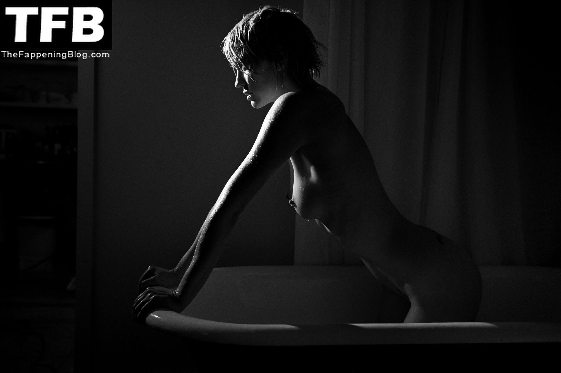 Lauren Lee Smith Nude & Sexy Collection (15 Photos + Videos)