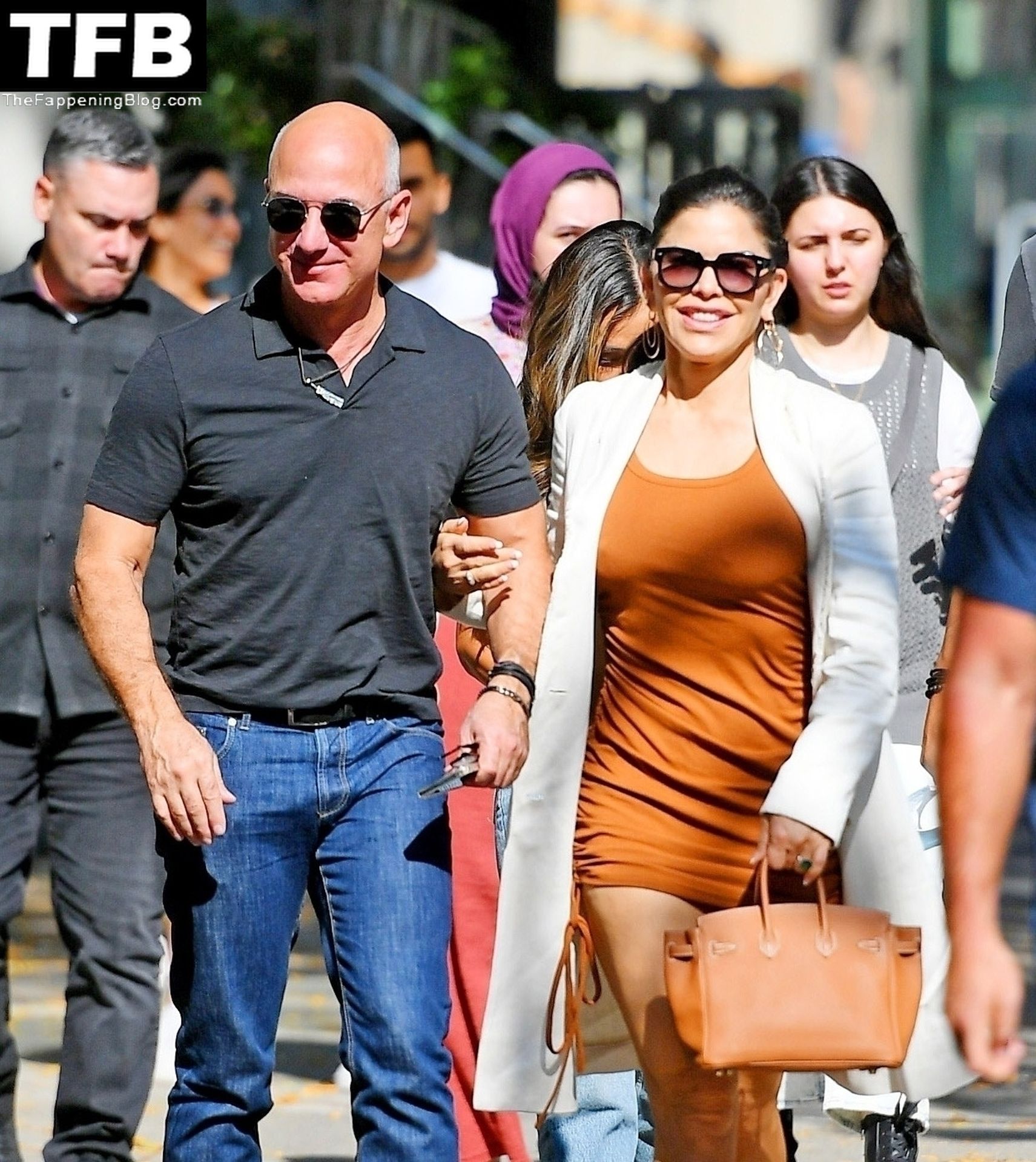 Jeff Bezos & Lauren Sánchez Go Shopping at Brunello Cucinelli in Soho (47 Photos)