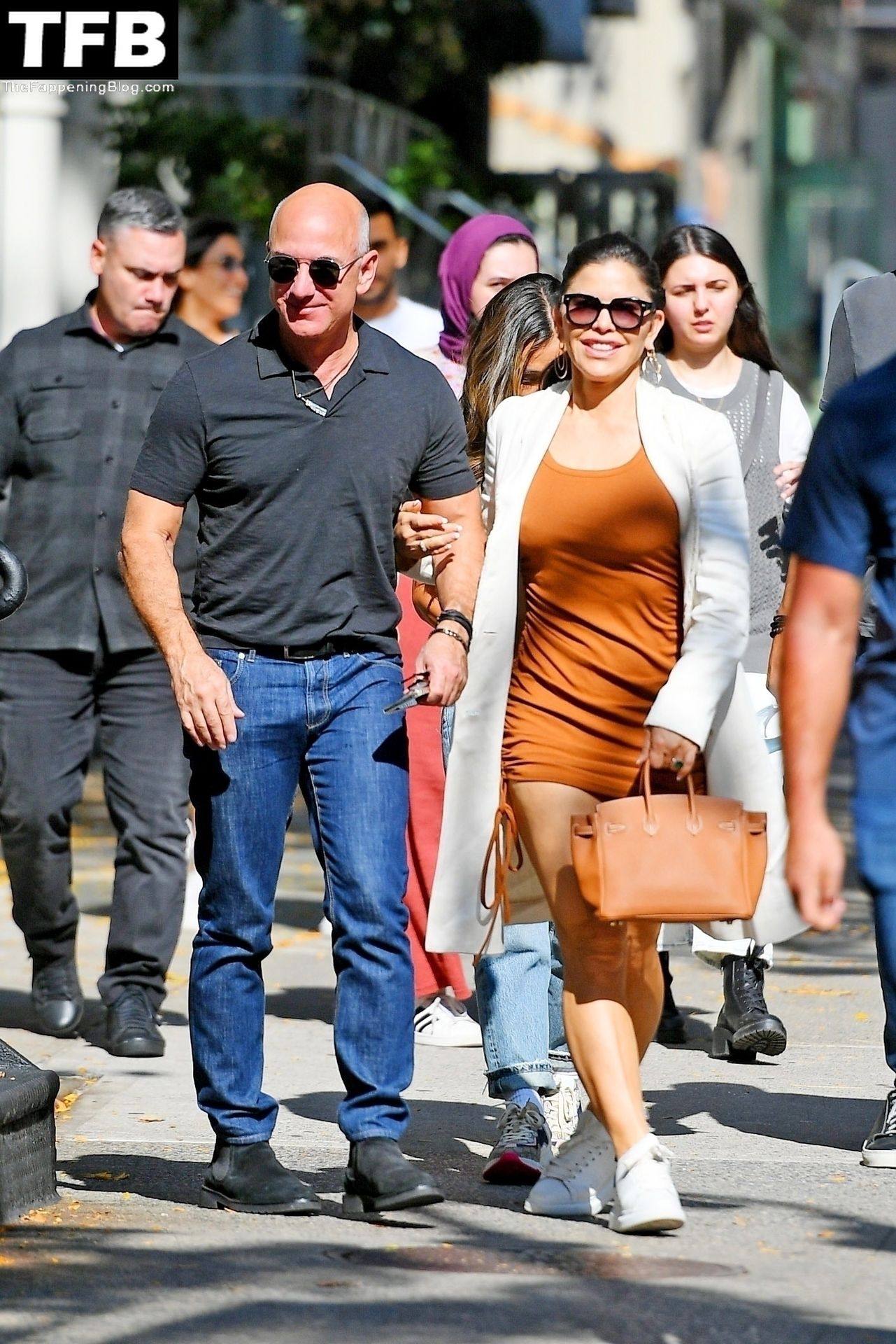 Jeff Bezos & Lauren Sánchez Go Shopping at Brunello Cucinelli in Soho (47 Photos)