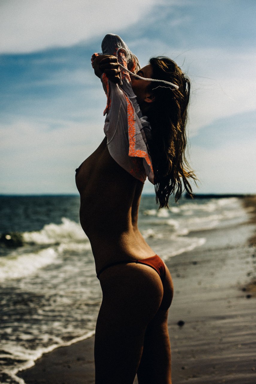 Lauren Young Sexy & Topless (7 Photos)