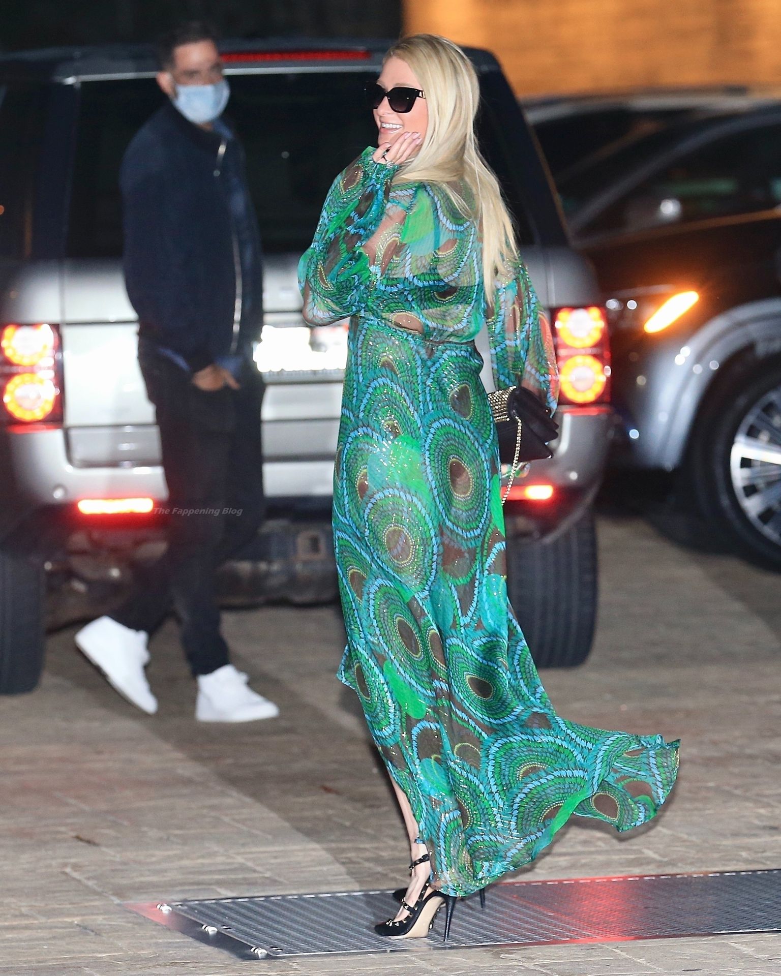 Leggy Paris Hilton Has Dinner at Nobu with Her Mom and Dad (70 Photos)