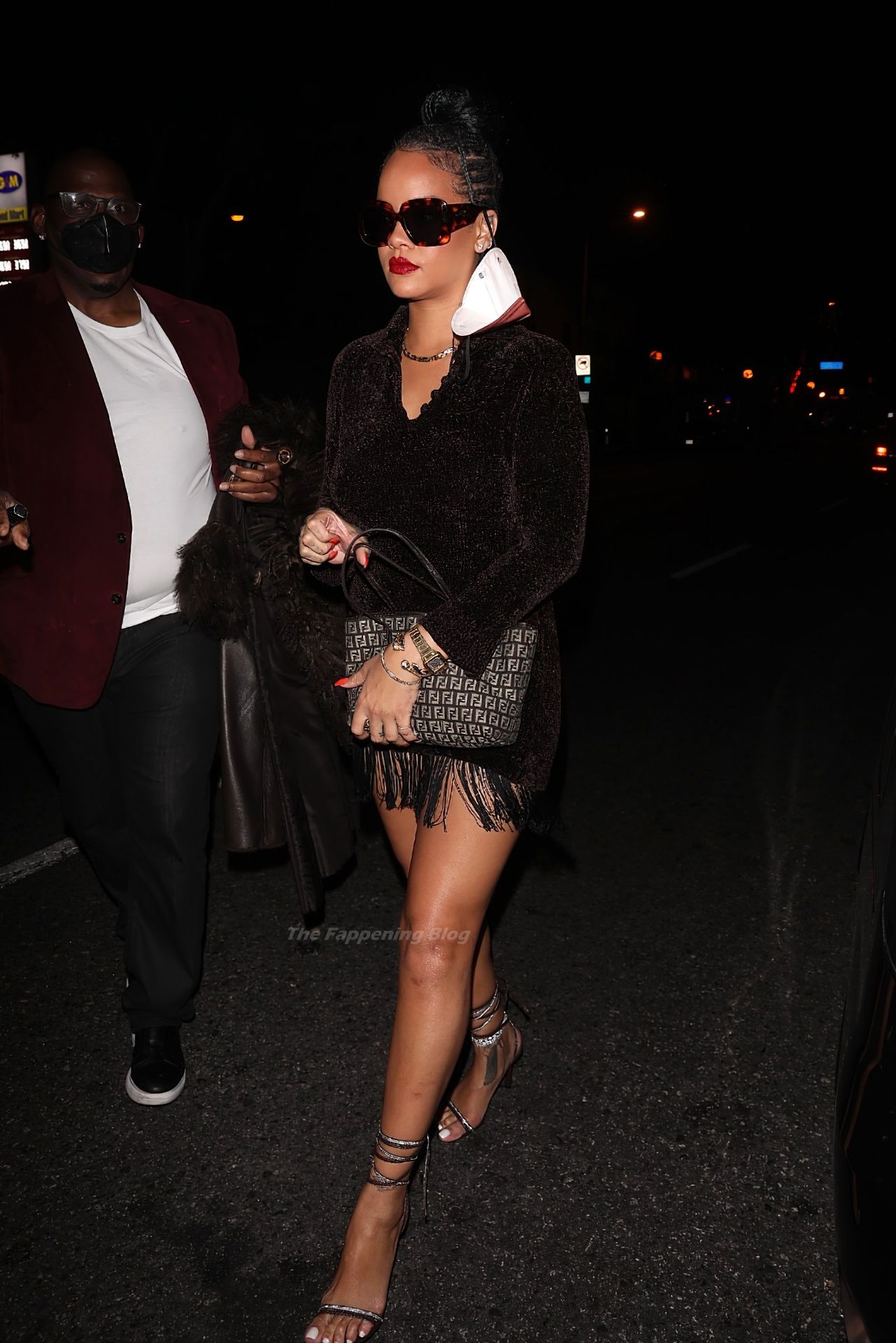 Leg
gy Rihanna Looks Stunning as She Arrives for Dinner at Delilah (57 Photos)
