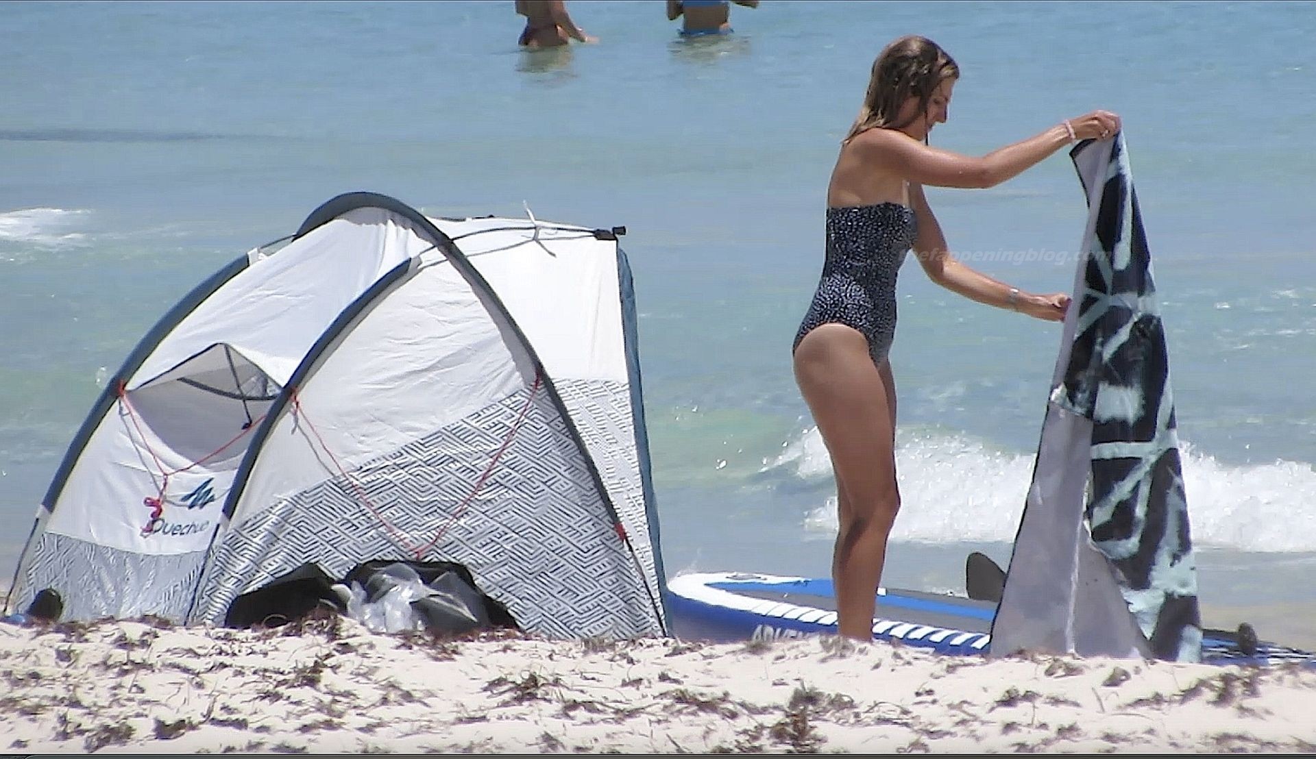 Locky Gilbert & Irena Srbinovska are Spotted at Leighton Beach (27 Photos)