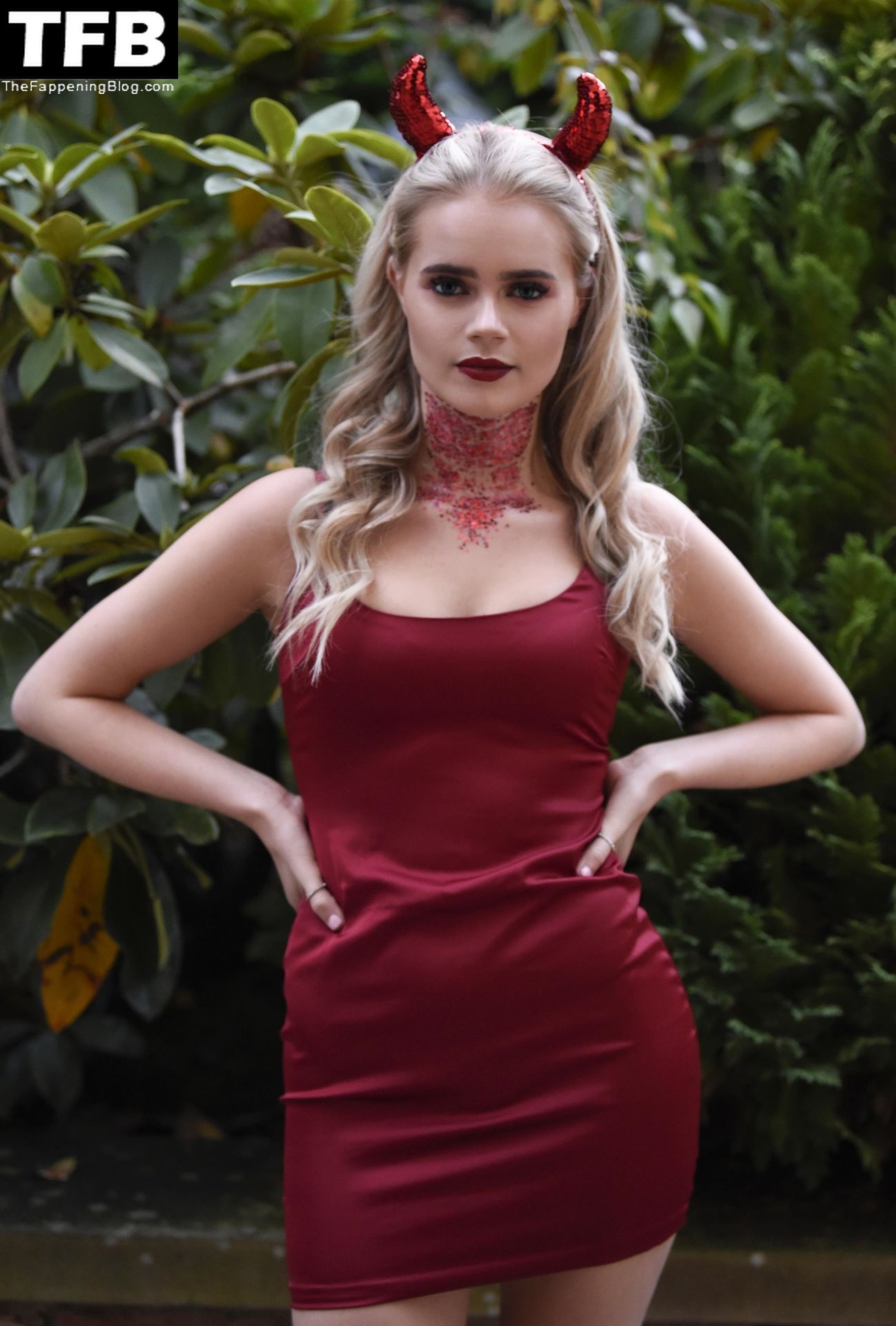 Lilly Sue McFadden Shows Off Her Amazing Figure In A Red Dress 20 Photos 4273 