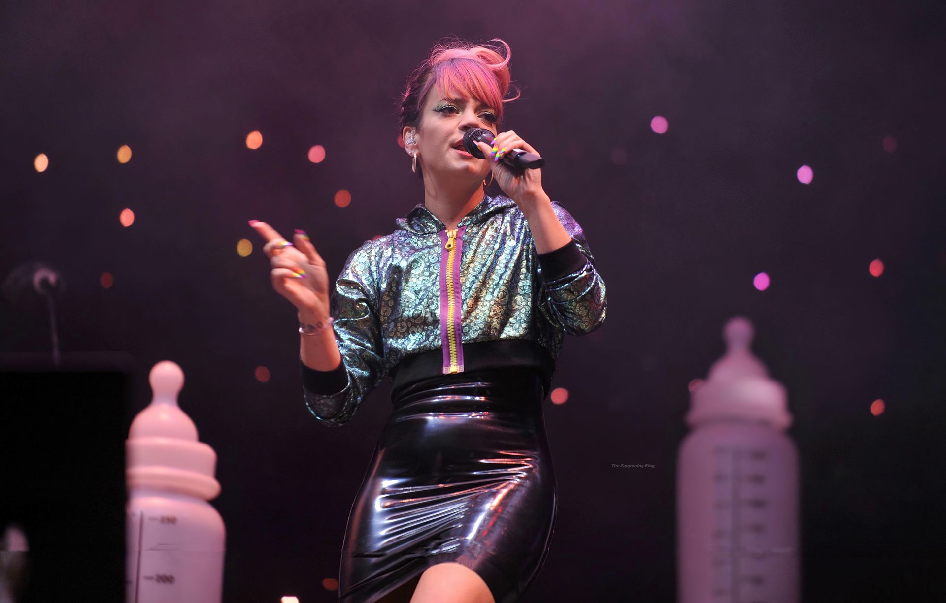 Lily Allen Flashes Her Nude Pussy (13 Photos)