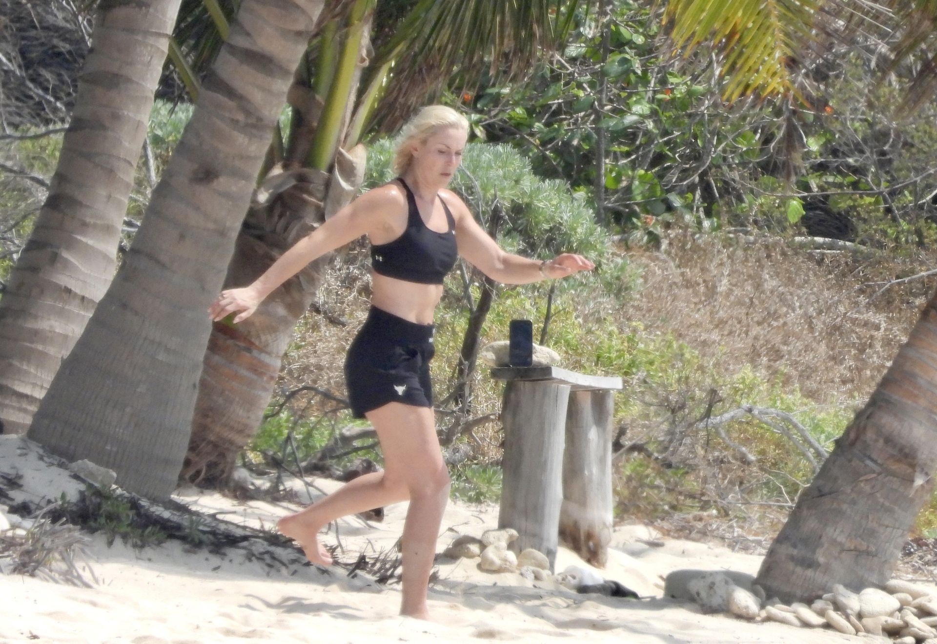Lindsey Vonn se mantiene en forma durante sus vacaciones en México (38 Fotos)