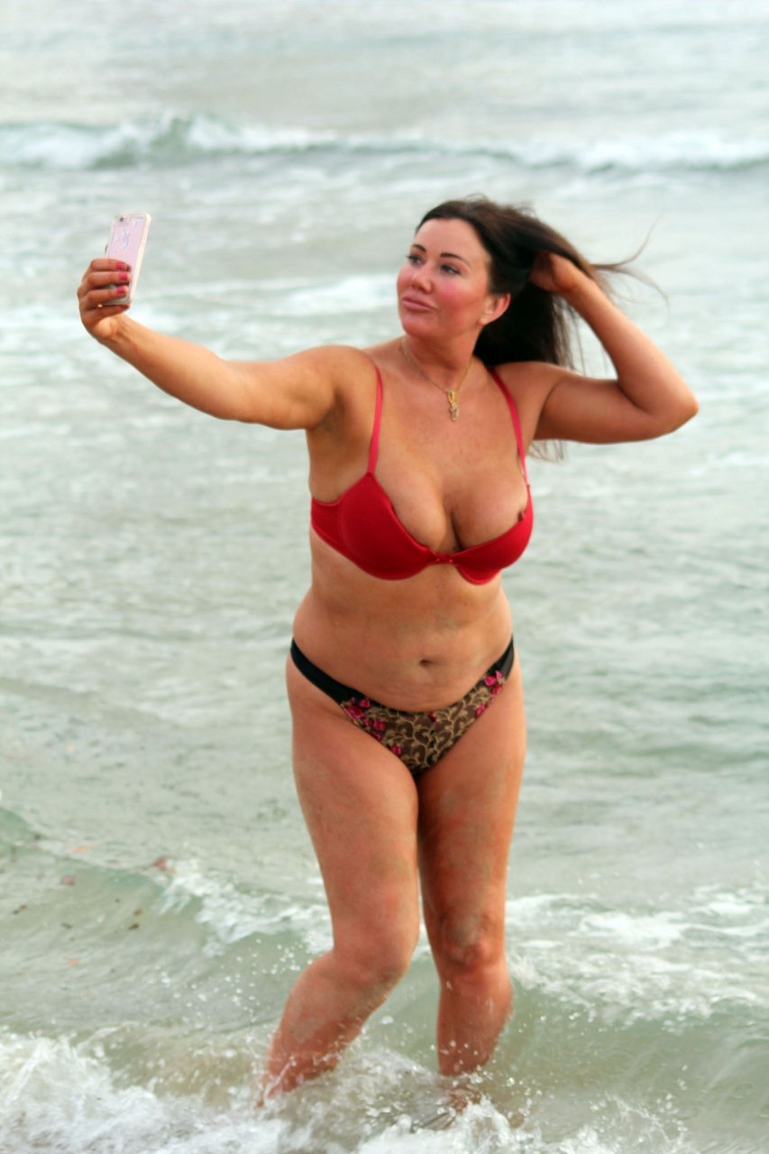 Lisa Appleton Nip Slip (58 Photos)