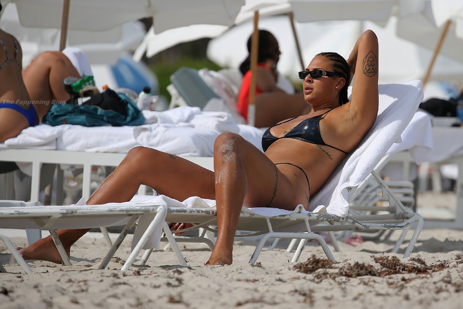 Liz Cambage Shows Off Body in a Tiny Black Bikini On the Beach in Miami (51 Photos)