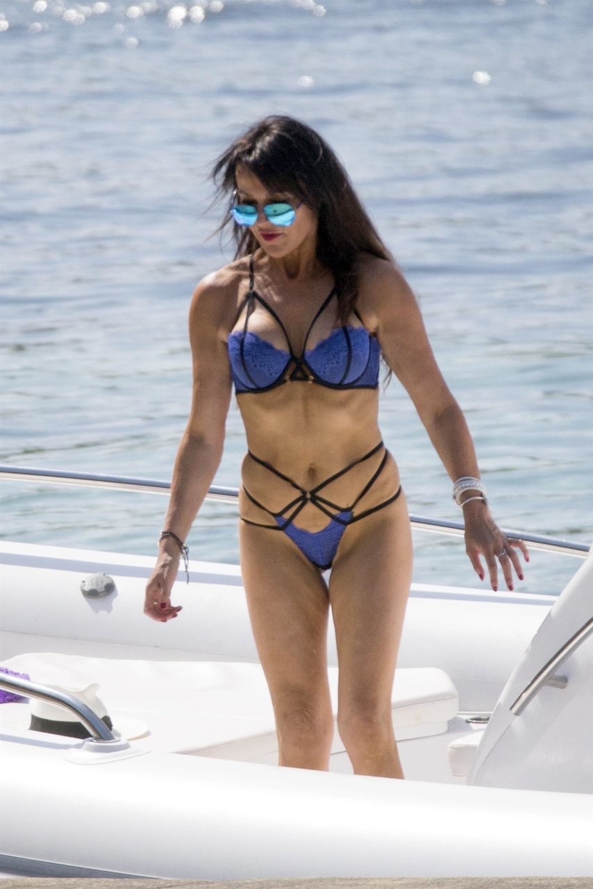 Lizzie Cundy Sexy (49 Photos)