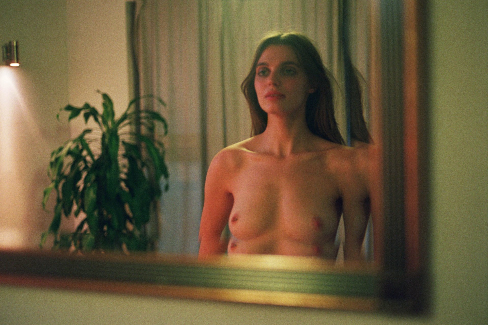 Lola McDonnell Nude & Sexy (17 Photos + Video)