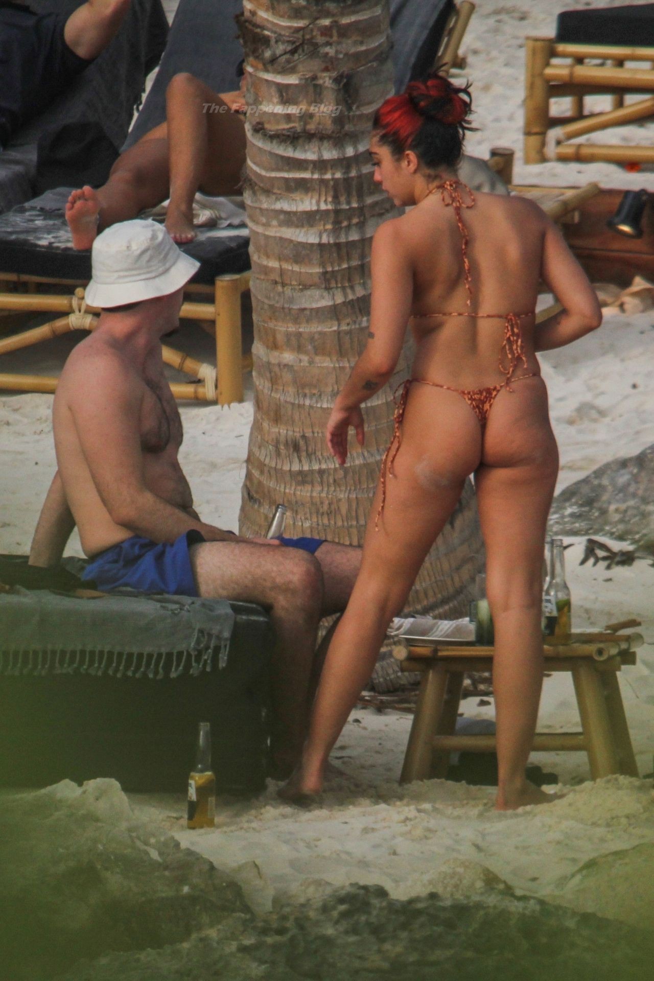 ルルド レオンはトゥルムのビーチで Itty Bitty ビキニを着ています。 (52 写真)