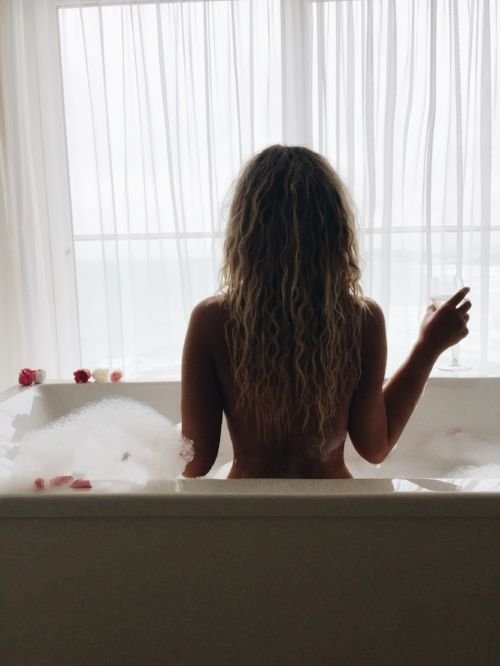 Lucie Donlan Nude & Sexy (26 Photos)