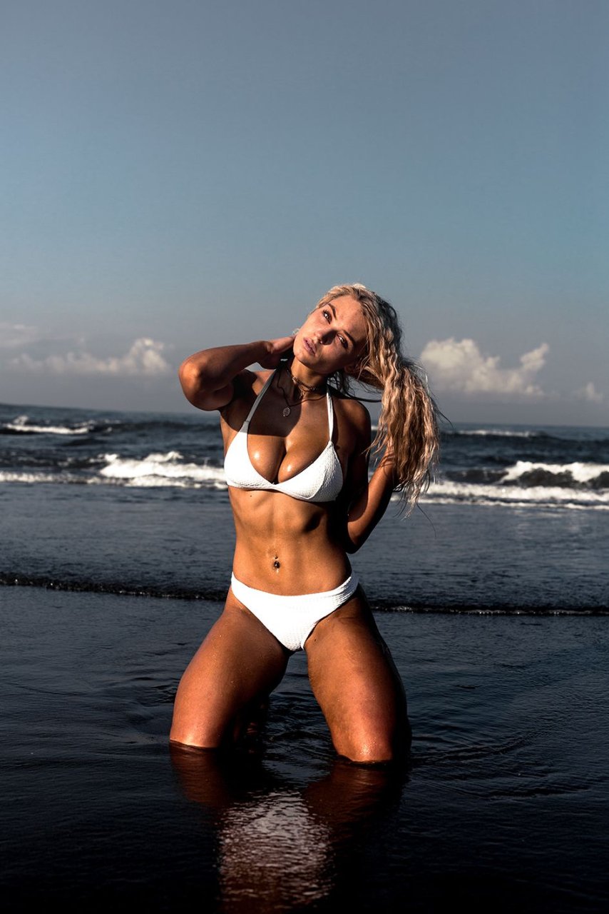 Lucie Donlan Sexy & Topless (18 Photos)