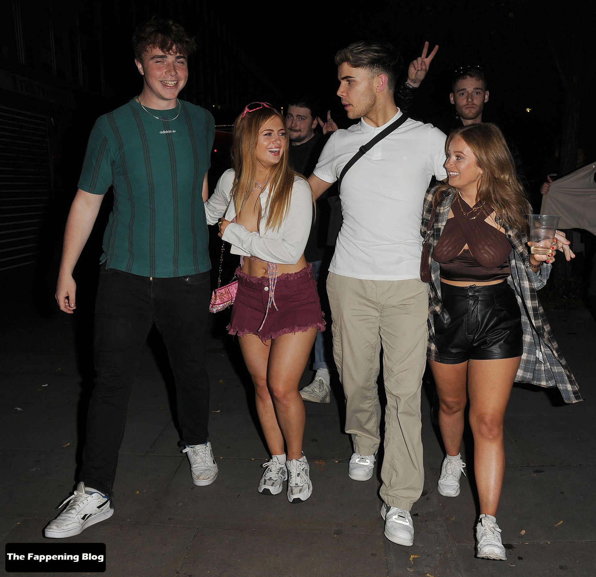 Maisie Smith is Seen with Friends at Bounce Ping Pong Bar in Shoreditch (25 Photos)
