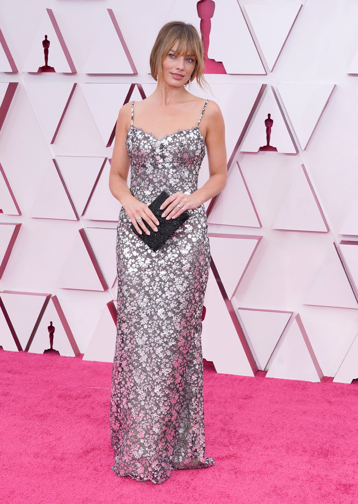 Margot Robbie Looks Cute at the Oscars in Los Angeles (14 Photos)
