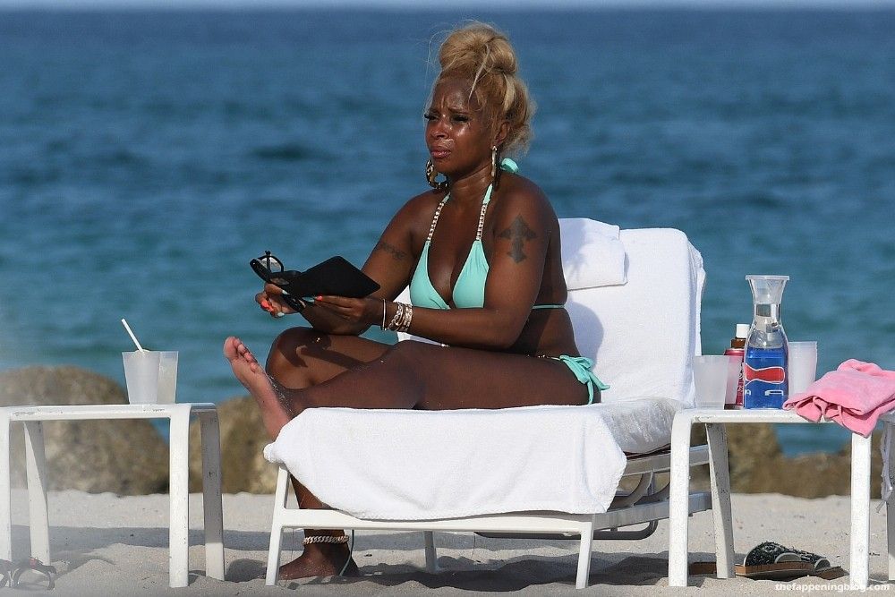 Mary J. Blige Looks Cute in a Blue Bikini on the Beach in Miami (45 Photos)