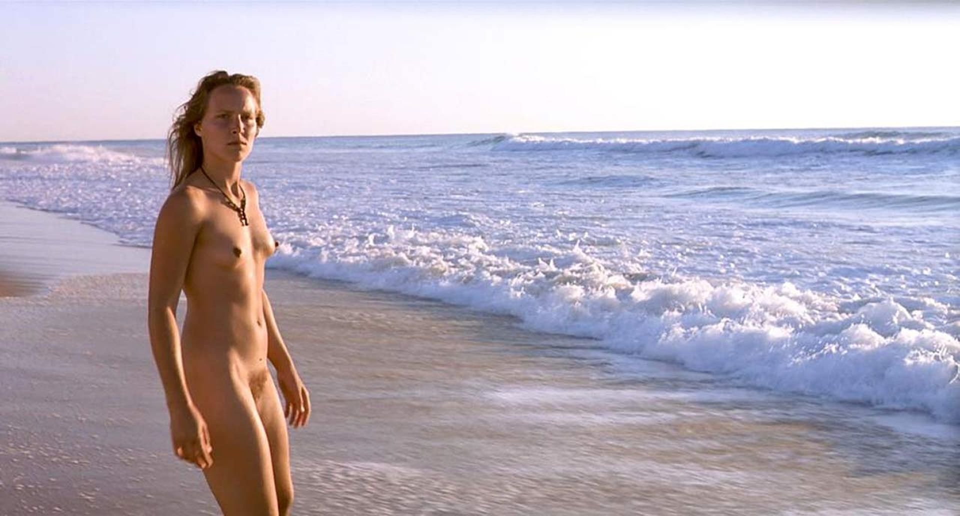 Maya Gaugler Nude - Sous le Sable (4 Pics + GIF & Video)