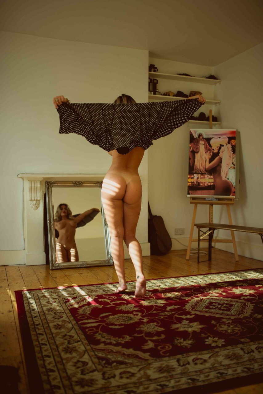 Megan Barton Hanson Nude & Sexy (22 Photos)