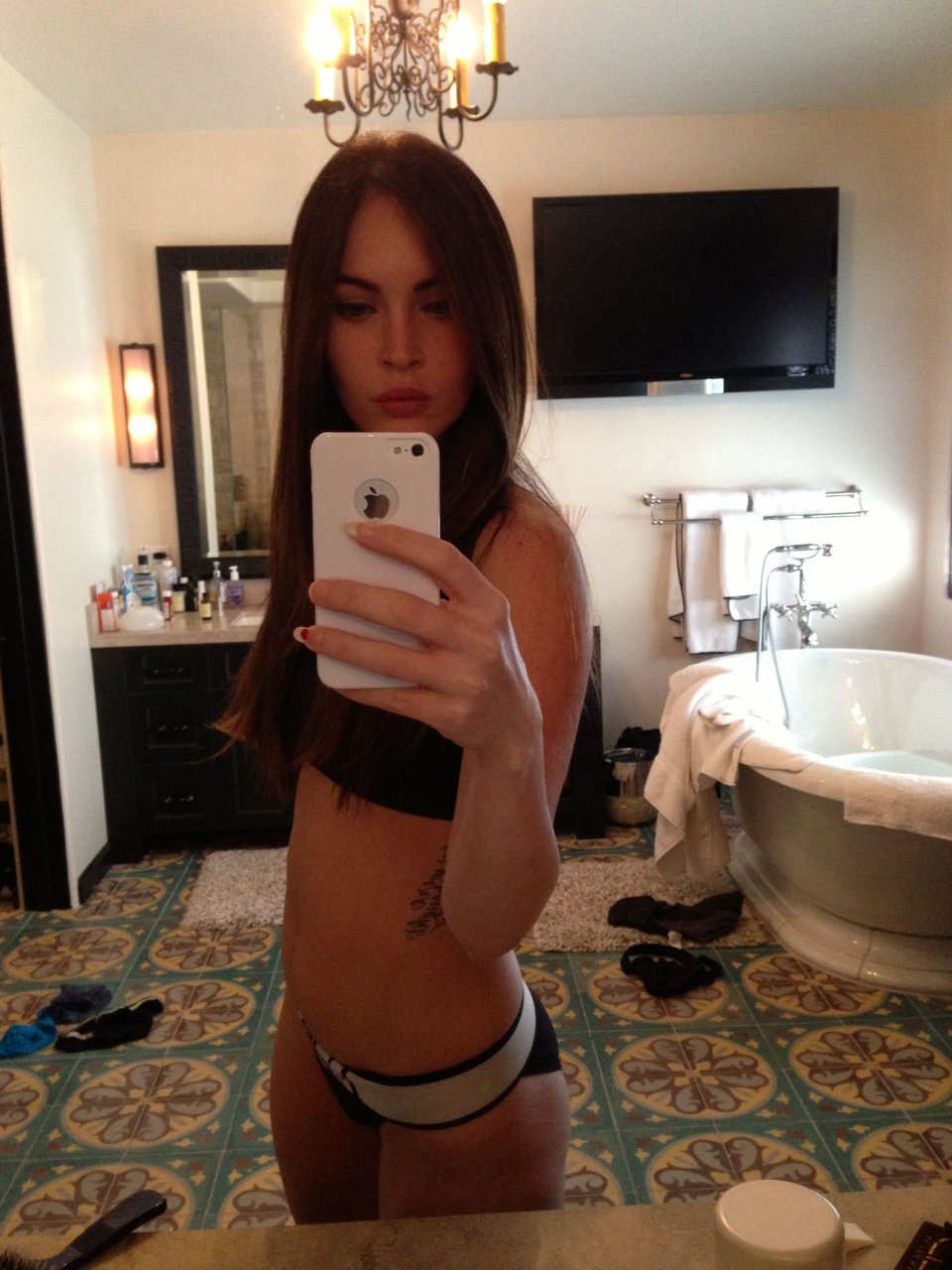 Megan Fox Nude & Sexy Leaked Fappening (7 Photos)