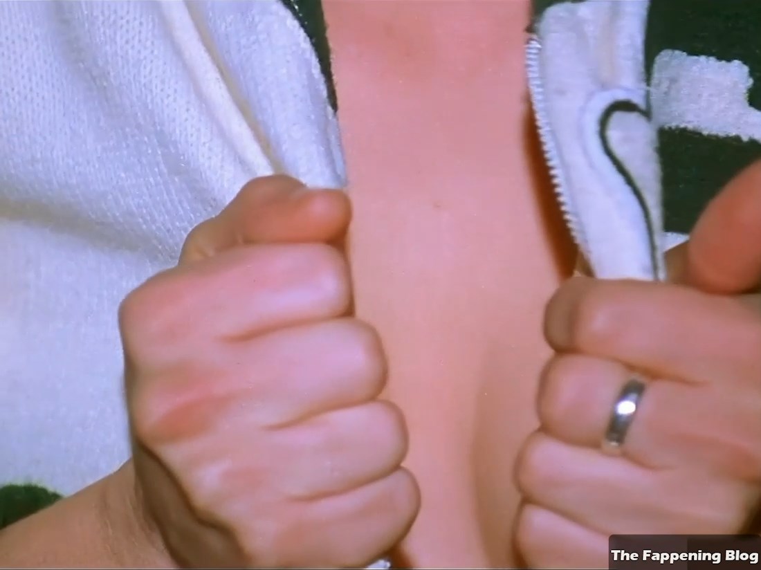 Mena Suvari Nude - American Beauty (14 Pics + Remastered & Enhanced Video)