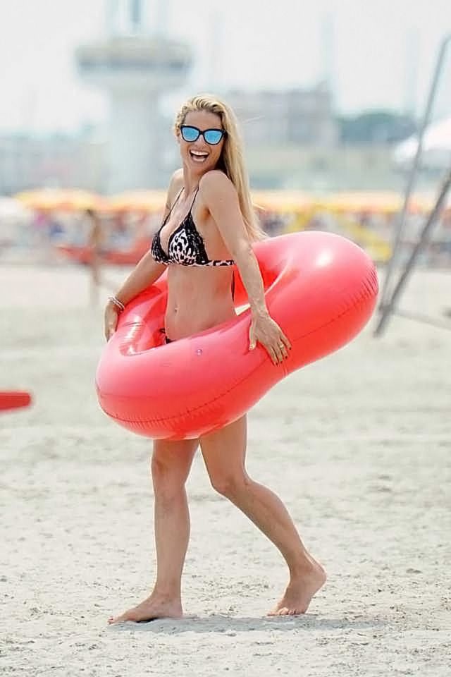 Michelle Hunziker NUDE, Sexy & Topless (103 Photos + Videos)