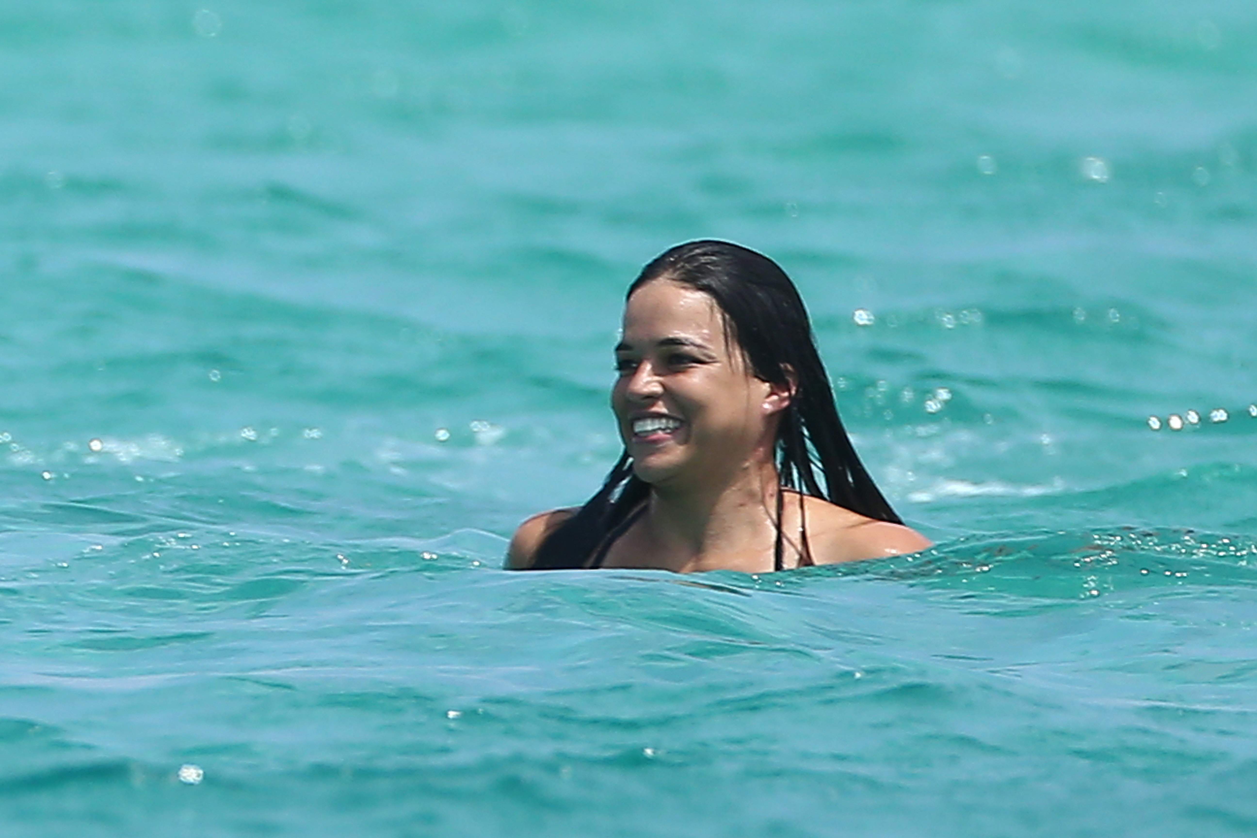 Michelle Rodriguez Im Bikini 41 Fotos Nackte Berühmtheit