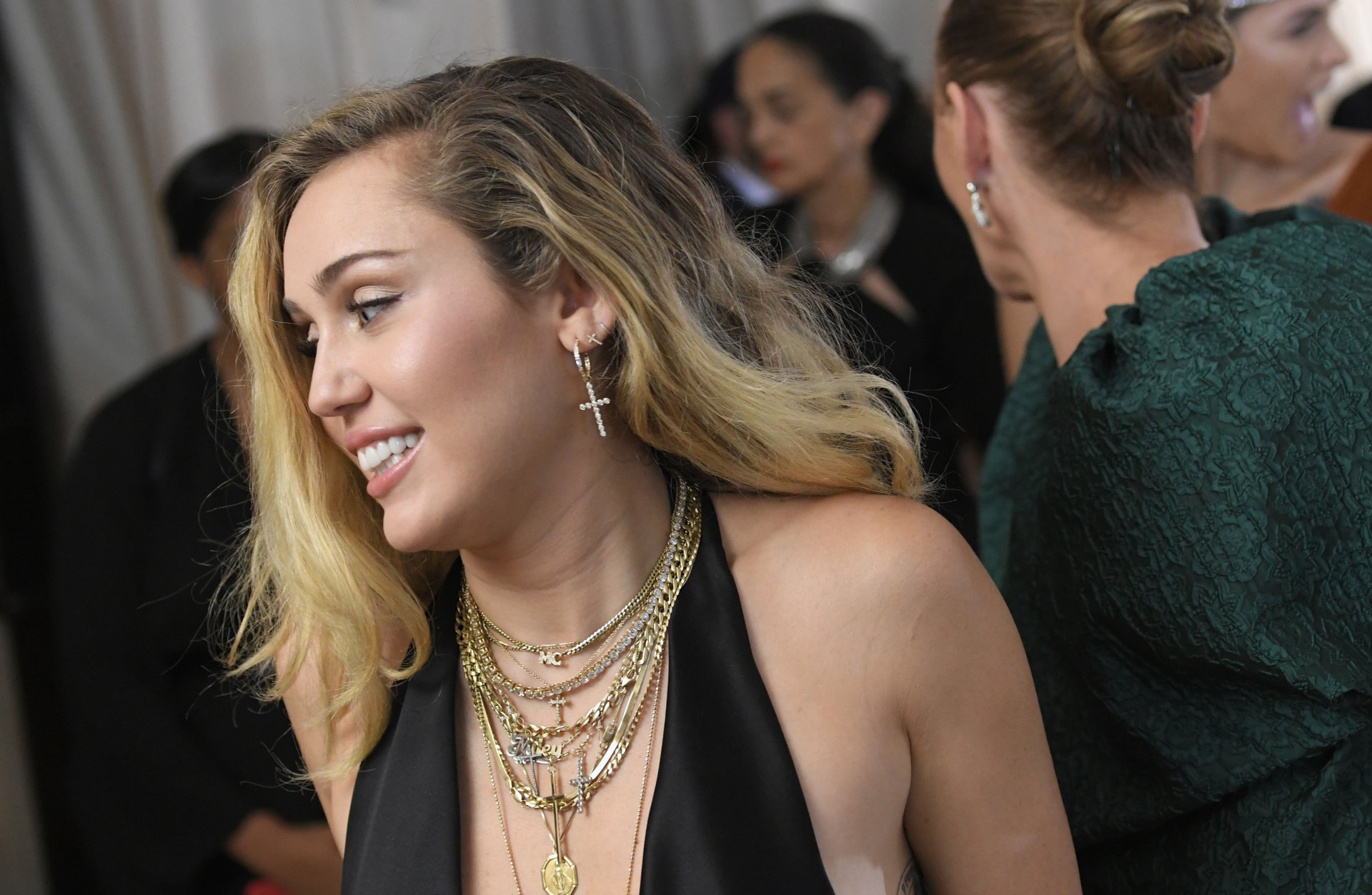 Miley Cyrus Braless (19 Photos + GIFs & Video)