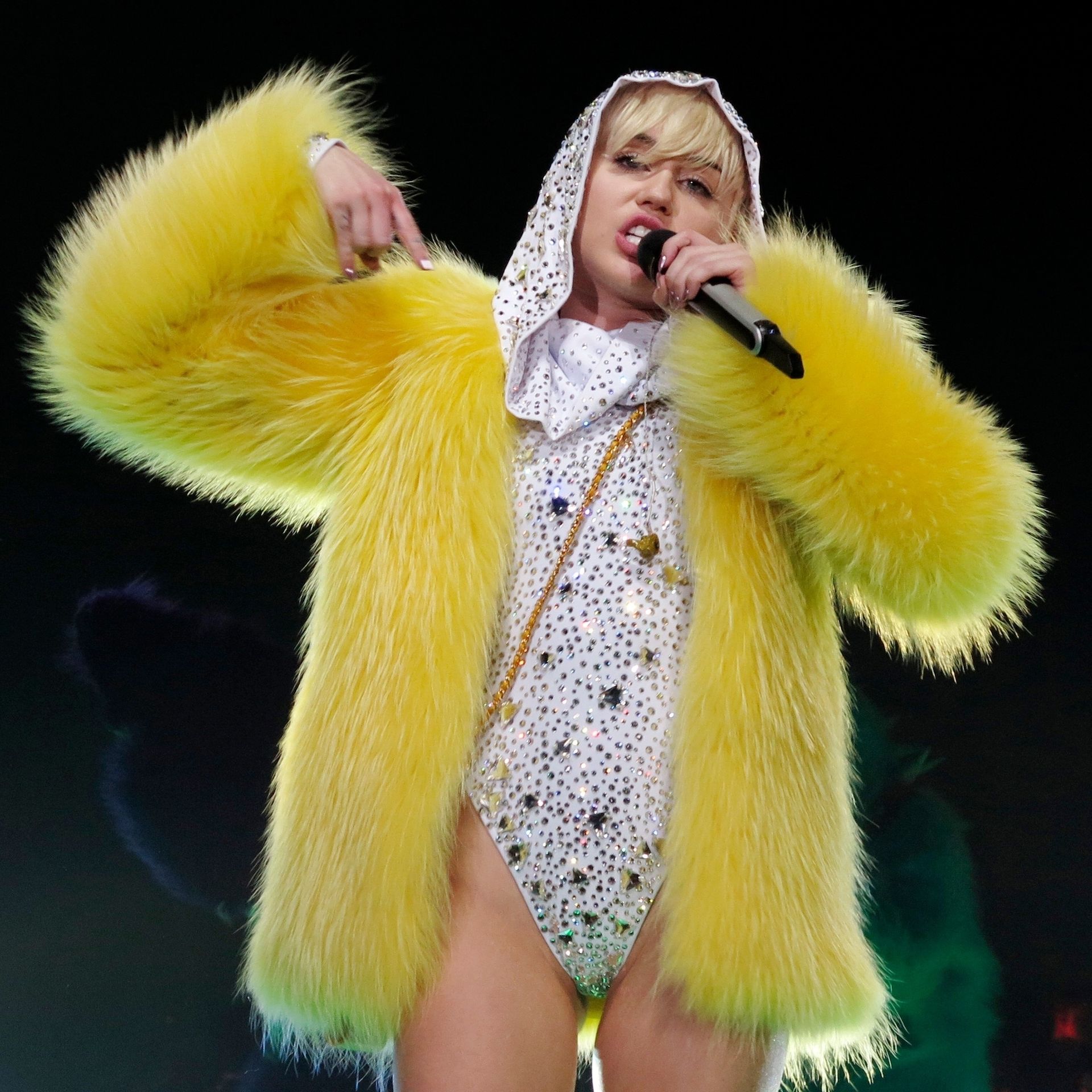 Miley Cyrus Looks Crazy at the O2 in London (24 Photos)