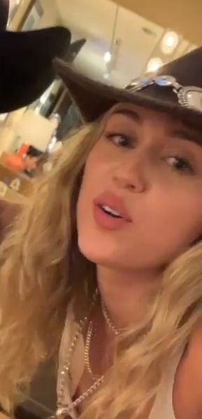 Miley Cyrus Nip Slip 18 Foto S And Video Naakte Beroemdheid