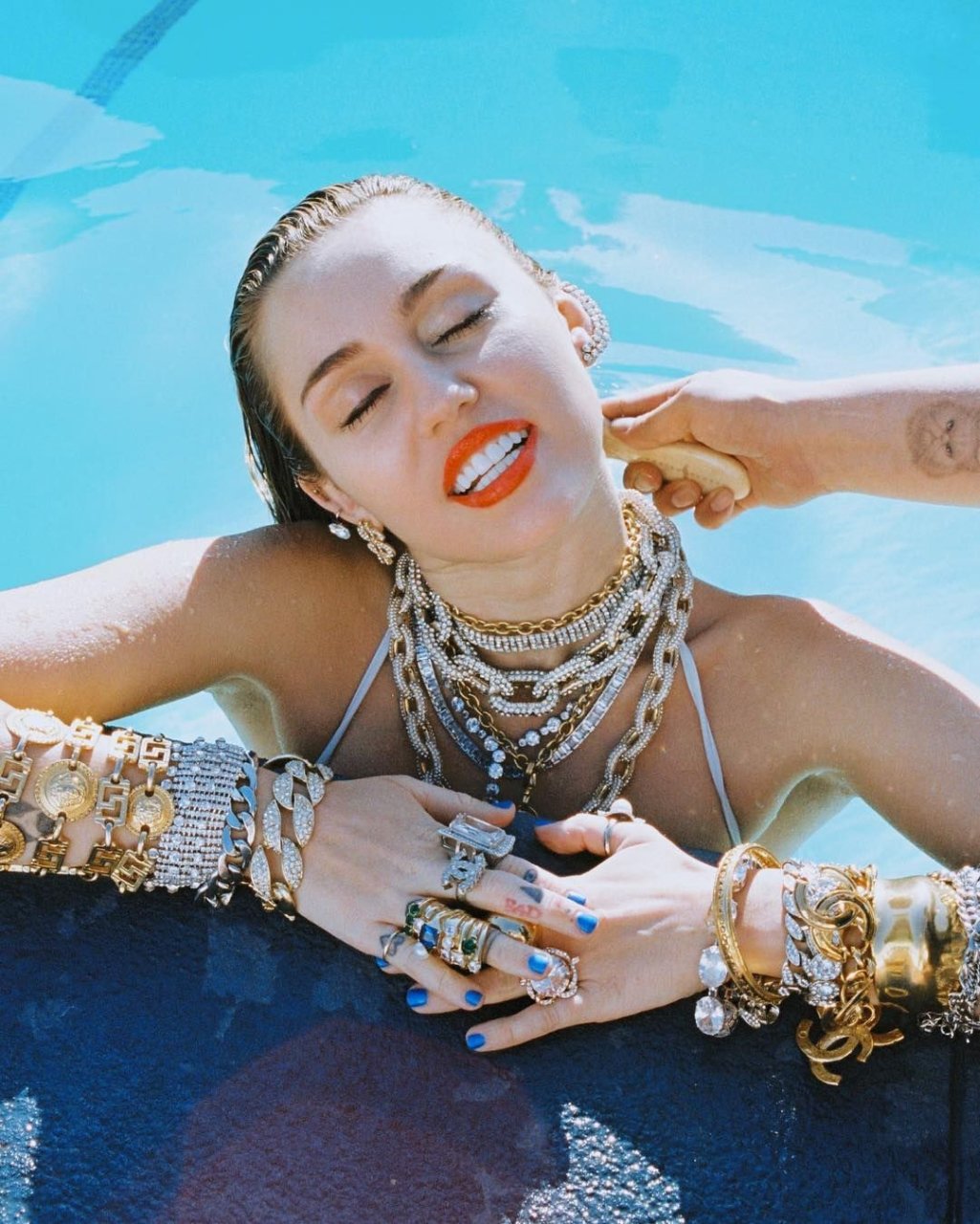 Miley Cyrus Nude & Sexy (13 Photos)