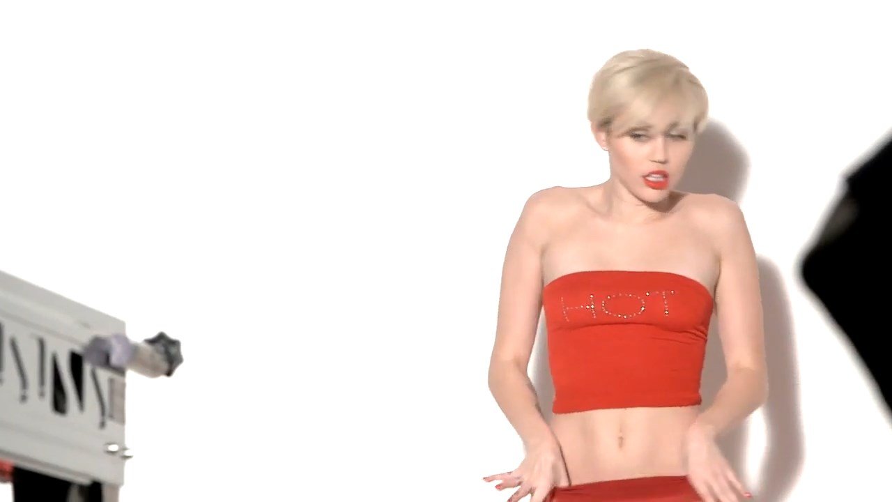 Miley Cyrus Sexy & Topless (100 Pics + GIFs & Videos)